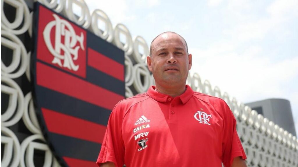 Flamengo anuncia saída de preparador de goleiros para o Santos