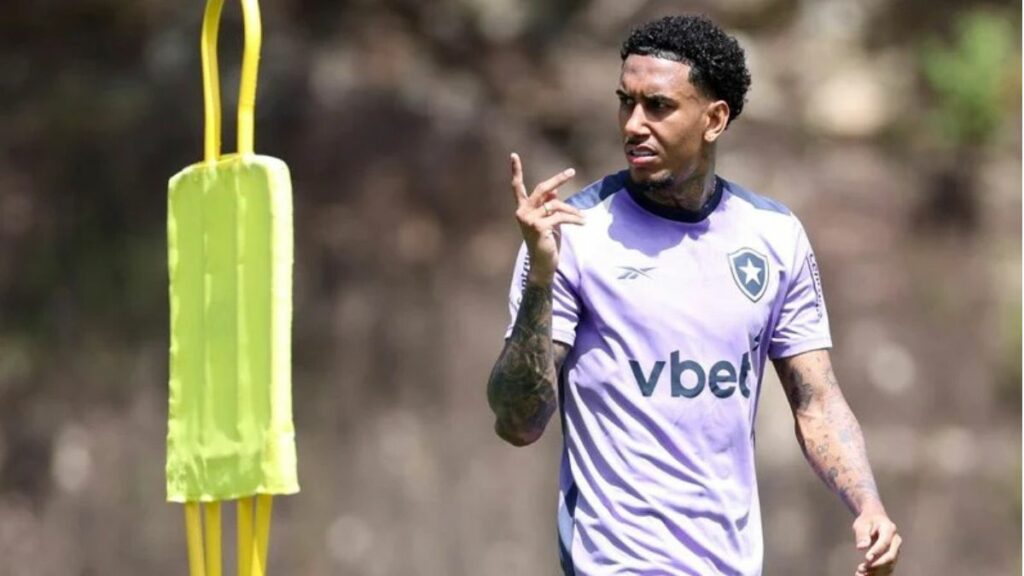 Novo reforço do Botafogo está fora de jogo contra o Flamengo, pelo Carioca