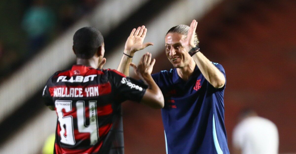 Wallace Yan comemora gol do Flamengo com técnico Filipe Luís