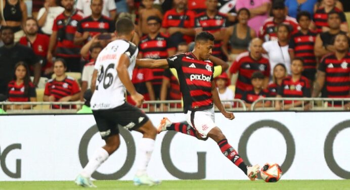 Alex Sandro sobe o tom e se irrita com tema de pergunta após jogo do Flamengo: “Fico indignado”