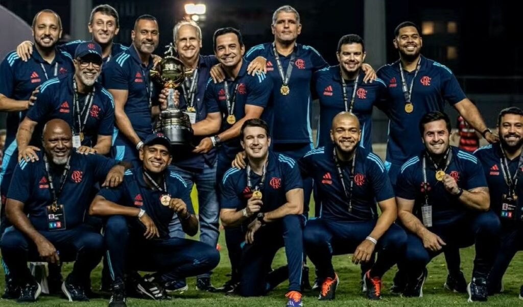 Com futuro incerto, técnico do Flamengo se reapresenta e inicia preparação para o Brasileirão