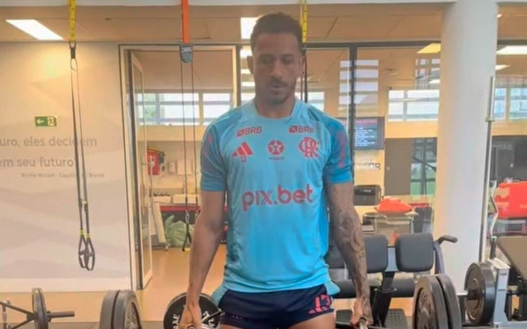 Danilo treina no Ninho do Urubu em meio à folga do elenco do Flamengo