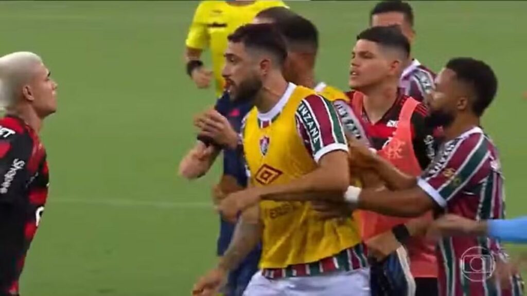 Expulsão de jogador do Fluminense, agressão a Luiz Araújo e mais: veja súmula de jogo do Flamengo x Fluminense