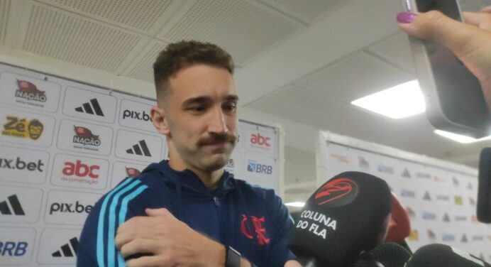 Léo Ortiz revela que “passou dias com dores” após jogar contra o Vasco no gramado sintético do Engenhão