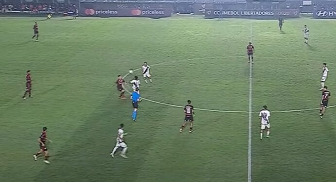 Jogador do Flamengo humilha adversário com dribles em jogo da Libertadores; veja vídeo