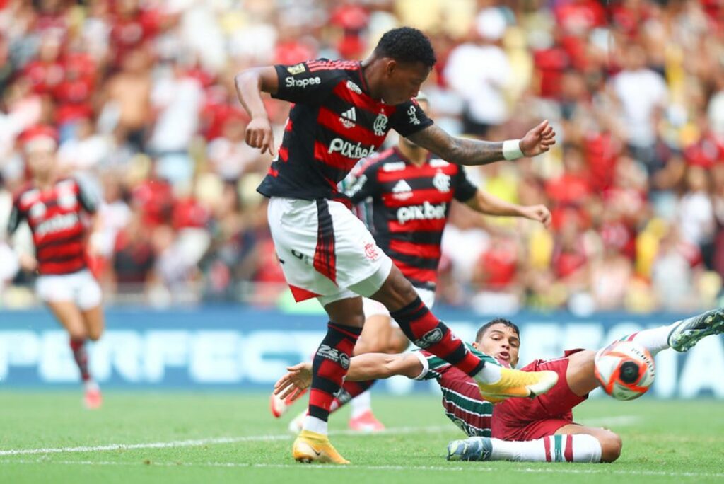Plata pode retornar em jogo do Flamengo x Corinthians, pelo Brasileirão