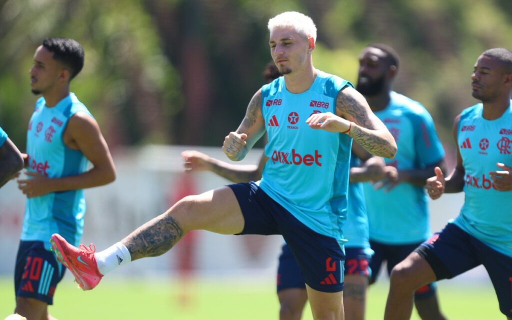 Problema de saúde atrasa renovação de Varela com o Flamengo