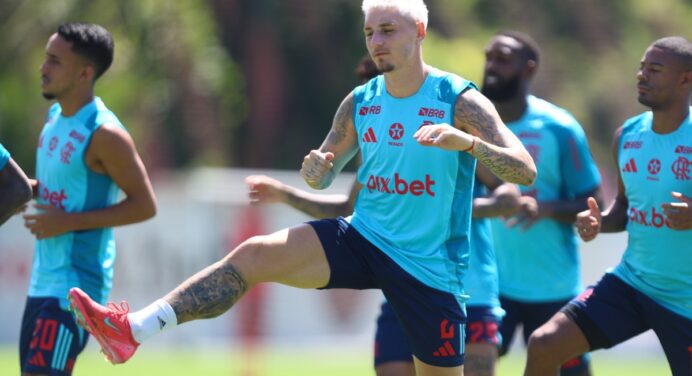 Problema de saúde atrasa renovação de Varela com o Flamengo