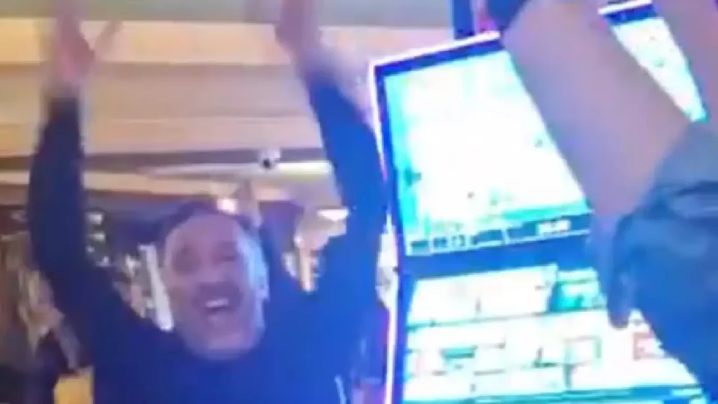Ex-Flamengo, Vítor Pereira comemora vitória de time inglês em bar com torcedores