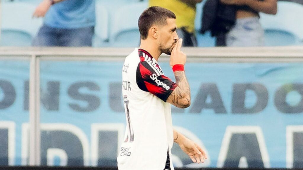 Junior tem reação inusitada ao receber resposta de Arrascaeta após jogo do Flamengo x Grêmio