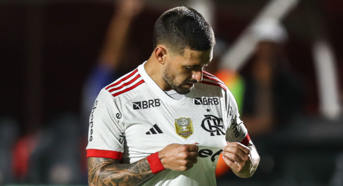 Flamengo marca no fim, vence o Vitória fora de casa e cola no G-4 do Brasileirão