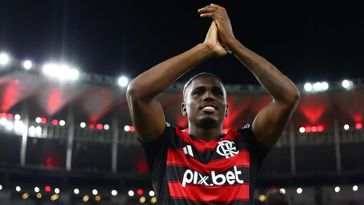 Evertton Araújo em jogo do Flamengo - Wolverhampton de olho