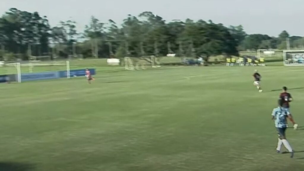 Flamengo sofre gol do meio de campo e perde para o Grêmio no Brasileirão Sub-20