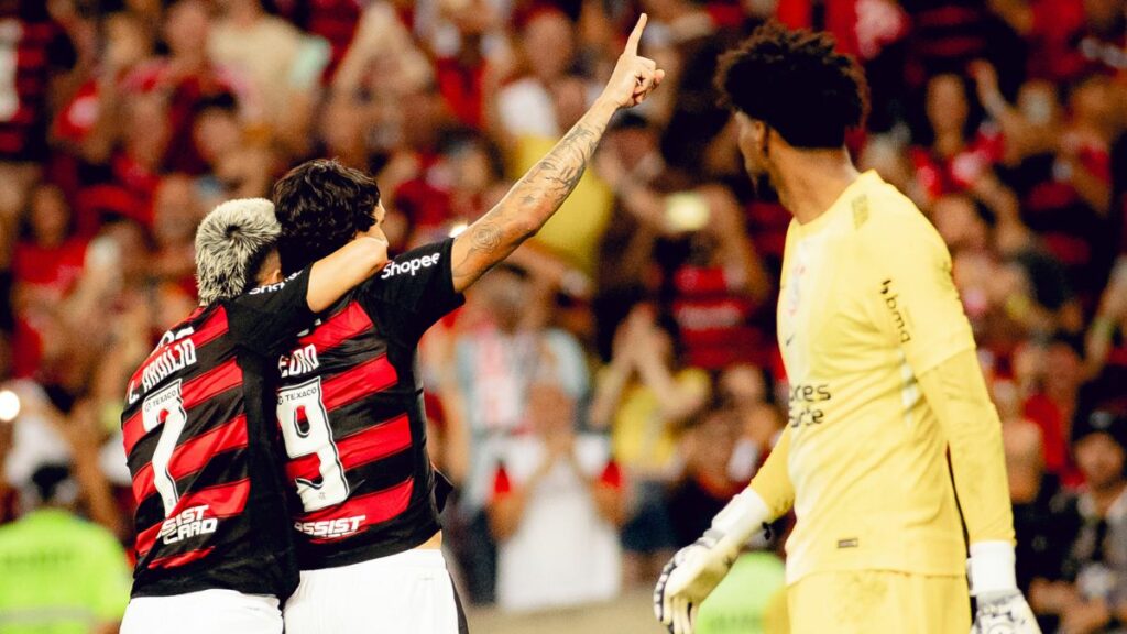 Filipe Luís envia mensagem para Hugo Souza após falha em jogo do Flamengo x Corinthians
