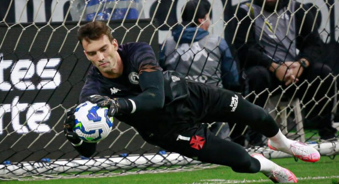 Filipe Luís elogia goleiro do Vasco e destaca trabalho de Fábio Carille