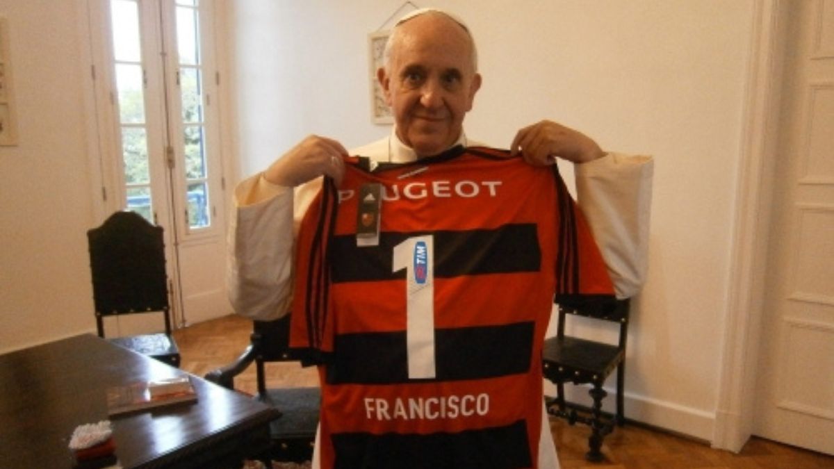 Papa Francisco recebendo a camisa do Flamengo.