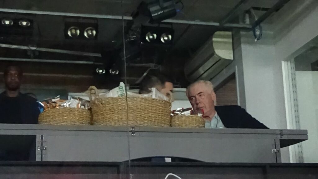 Carlo Ancelotti e Vini Jr marcam presença em jogo do Flamengo x Deportivo Táchira, pela Libertadores