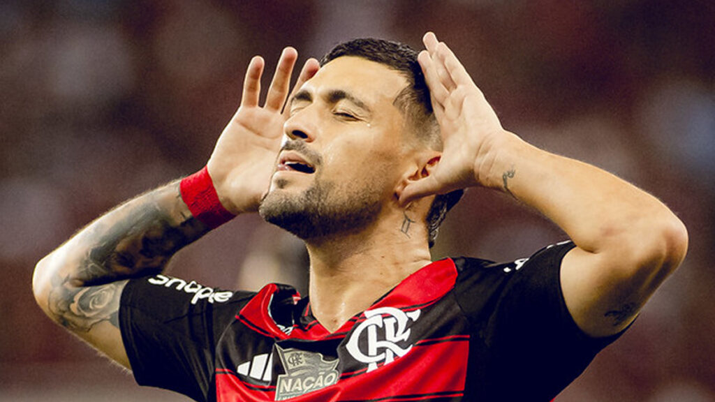Arrascaeta atinge 100 participações em gols e lidera raking no Brasileirão 2025