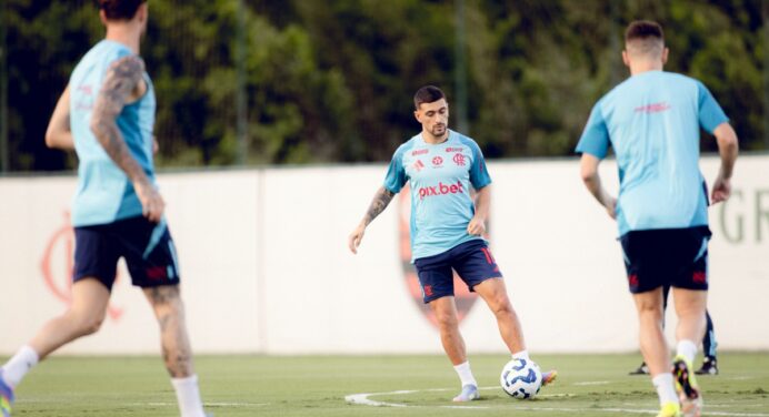 Com titulares em campo, Filipe Luís inicia preparação para jogo do Flamengo x Cruzeiro