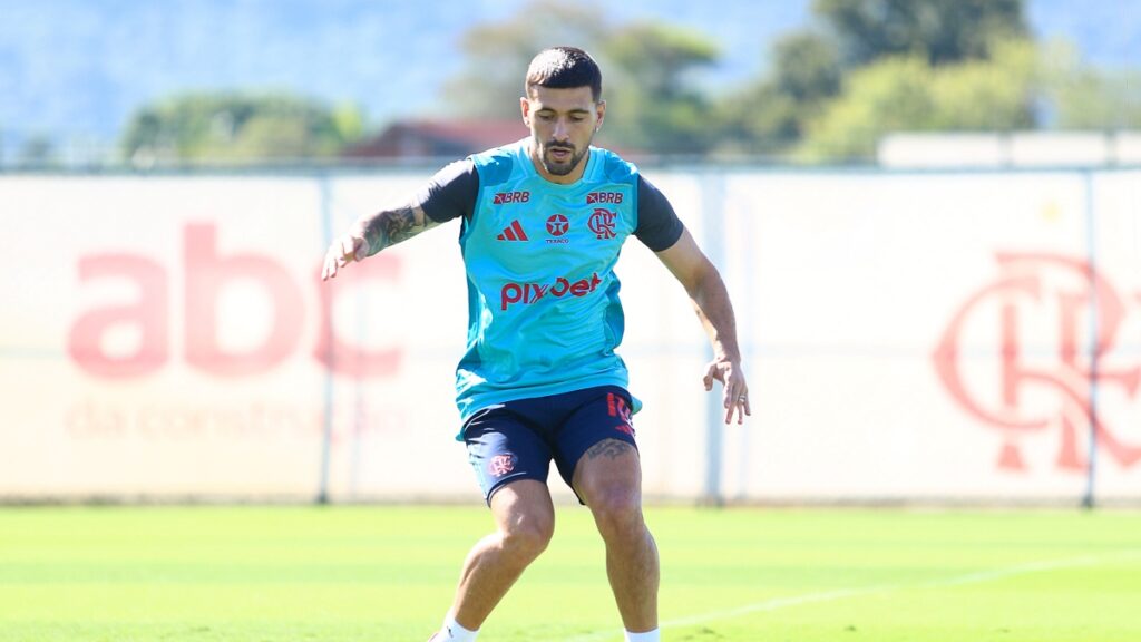 Arrascaeta treina e deve voltar ao time titular em jogo do Flamengo x Botafogo-PB, pela Copa do Brasil