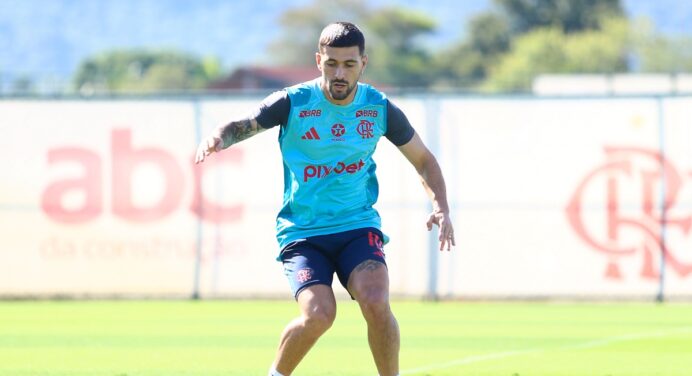 Arrascaeta treina e deve voltar ao time titular em jogo do Flamengo x Botafogo-PB, pela Copa do Brasil