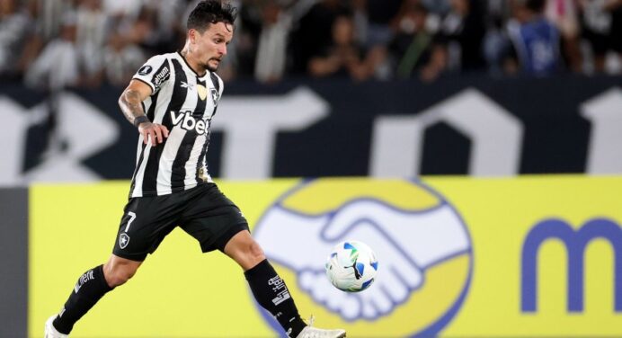 Destaque do Botafogo, Artur deve ser desfalque em jogo contra o Flamengo