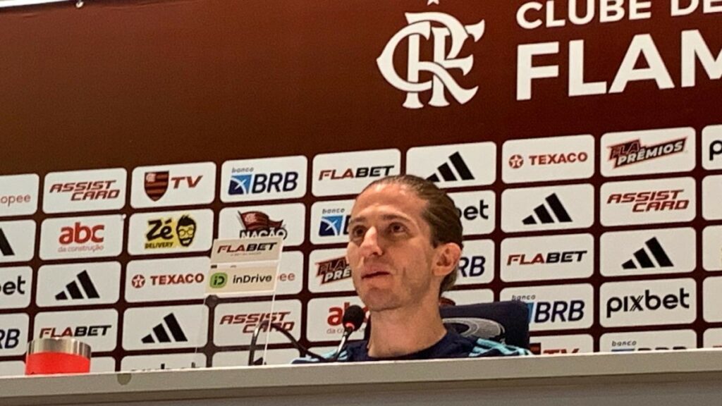 “Um animal”: Filipe Luís rasga elogios a jogador do Flamengo e analisa lesões no elenco