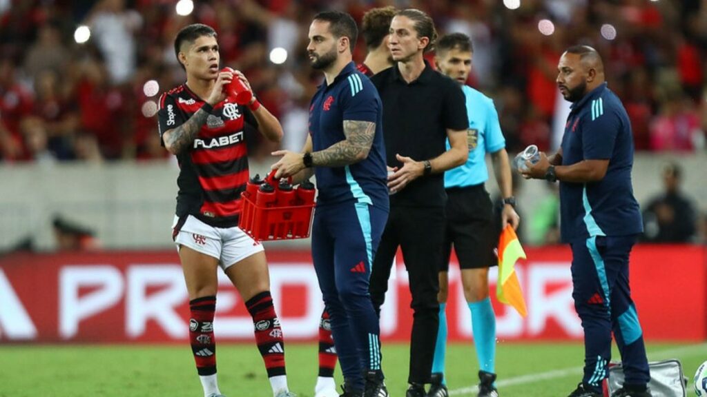 Filipe Luís destaca convicção de trabalho e minimiza momento turbulento no Flamengo: “É externo”