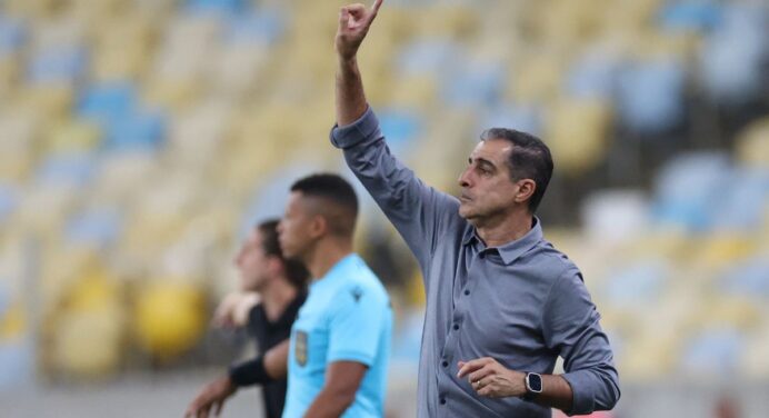 “Conseguimos forçá-los…”: Renato Paiva indica atitude que ajudou Botafogo em jogo contra o Flamengo