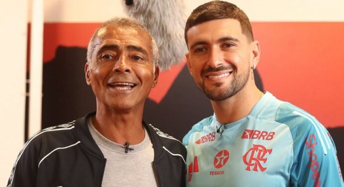 Arrascaeta manda recado a Romário em visita do ex-atacante ao CT do Flamengo