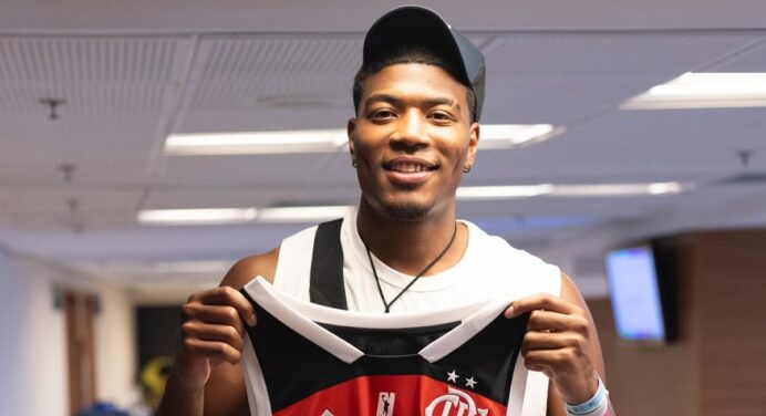 Jogador da NBA assiste jogo do Flamengo x Botafogo, pelo Brasileirão