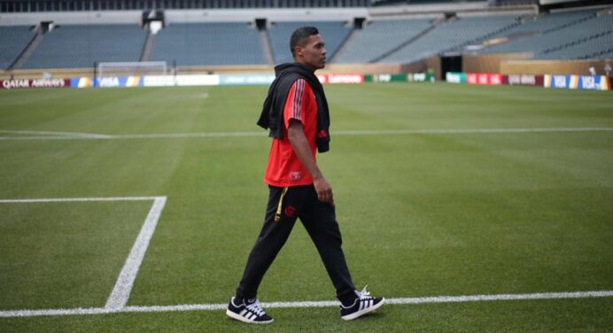 Filipe Luís detalha situações médicas de Alex Sandro, De La Cruz e Arrascaeta antes de jogo do Flamengo x Chelsea