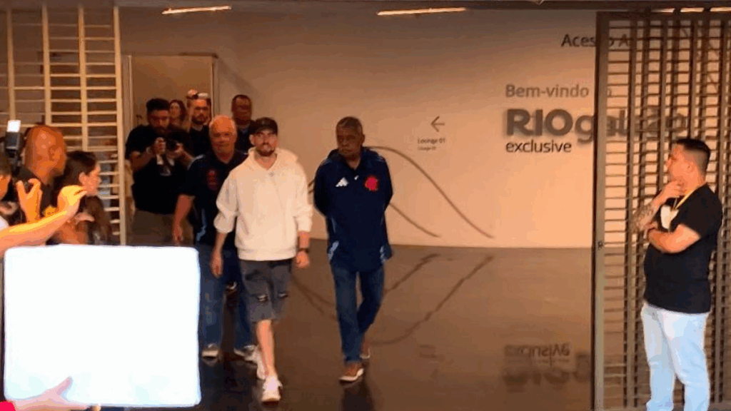 Jorginho desembarca no Rio para assinar com o Flamengo