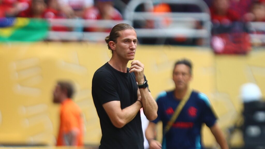 Filipe Luís ganha ‘reforço’ no meio de campo do Flamengo após lesão de Pulgar