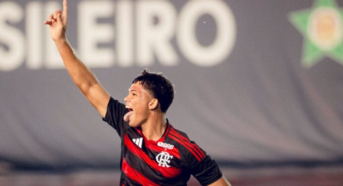 Joia do Flamengo assina contrato com multa acima de R$ 300 milhões
