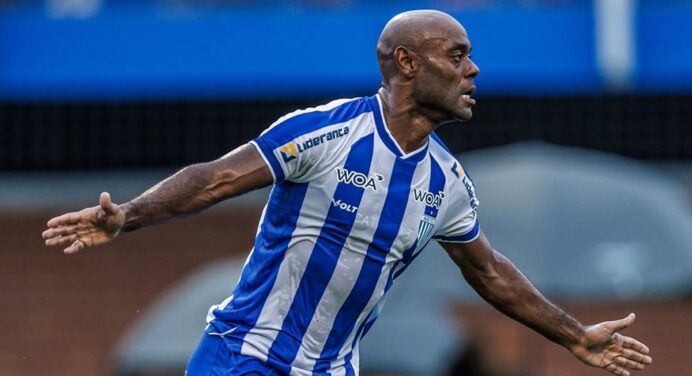 Ex-Flamengo, Vagner Love é anunciado por time da Série C do Brasileirão