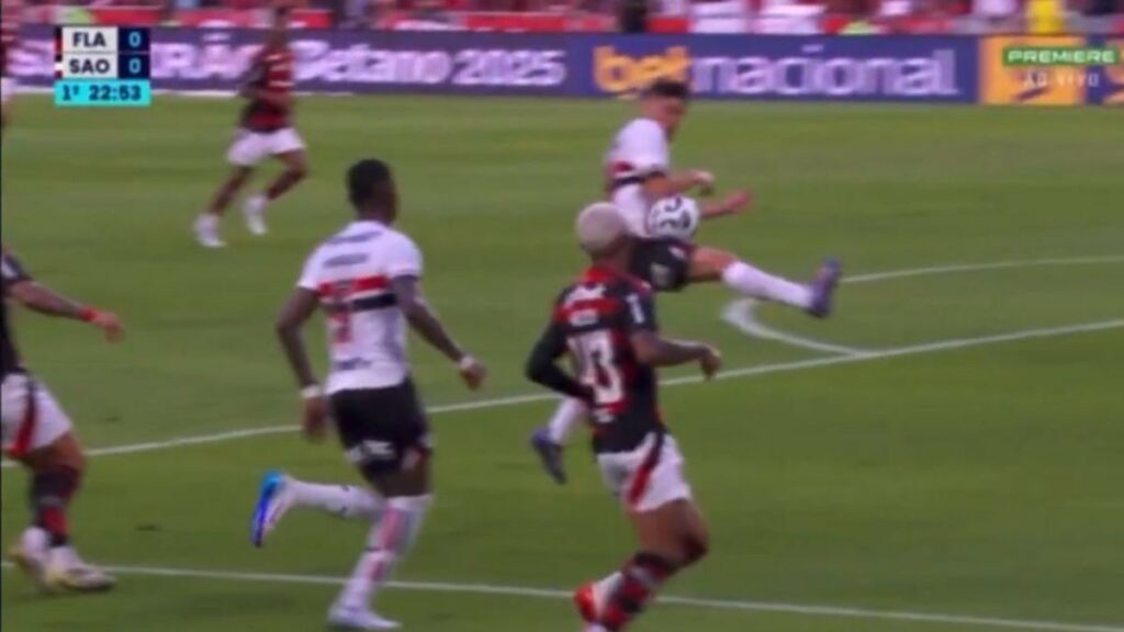 Cadê o VAR? Zagueiro do São Paulo faz bloqueio com o braço, mas arbitragem ignora pênalti para o Flamengo