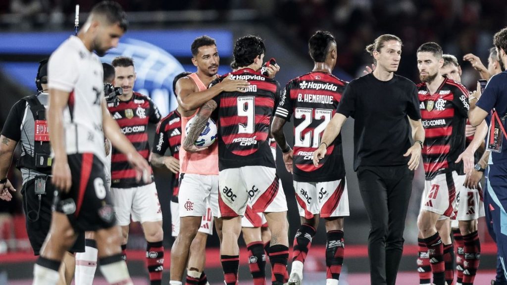 Filipe Luís aponta situação rara que ajudou Flamengo a humilhar Vitória no Brasileirão