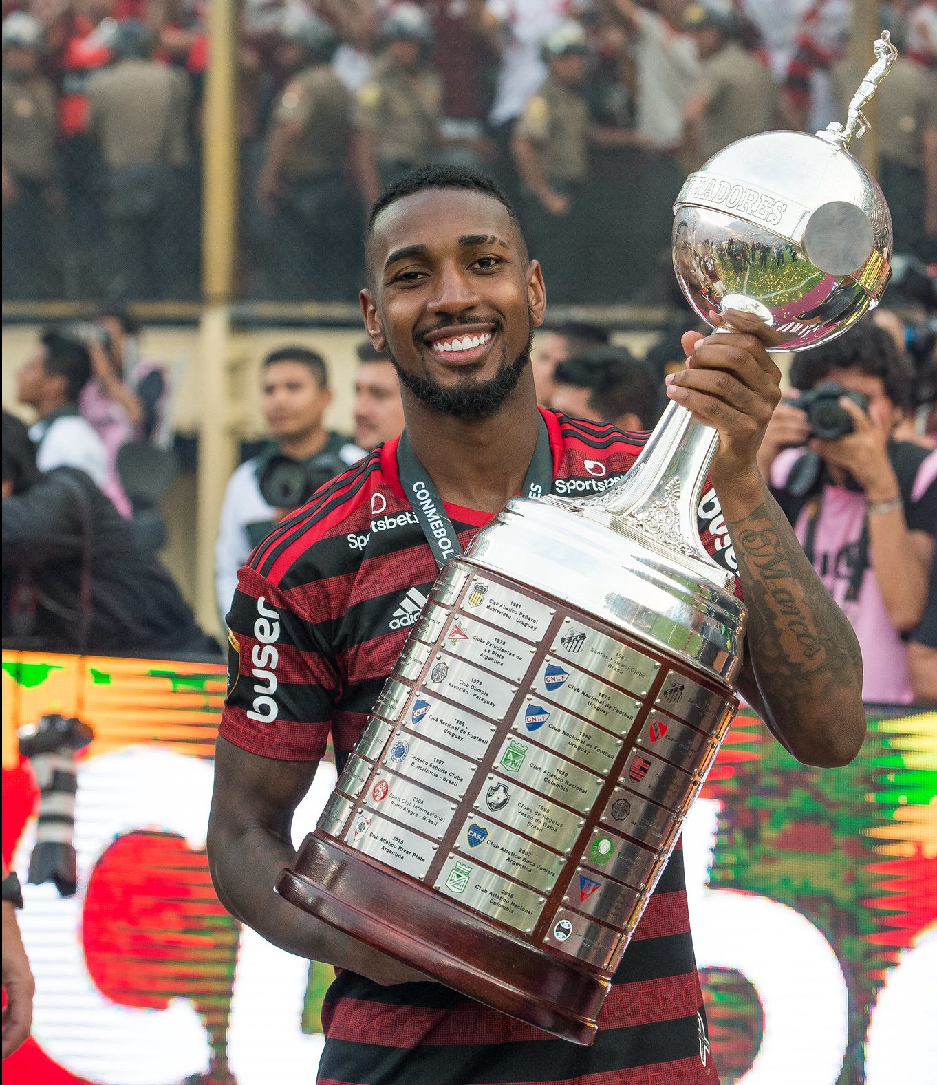 Gerson com troféu da Libertadores de 2019, pelo Flamengo