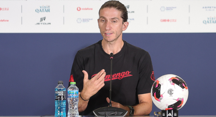 Filipe Luís concede entrevista coletiva antes de treino do Flamengo hoje