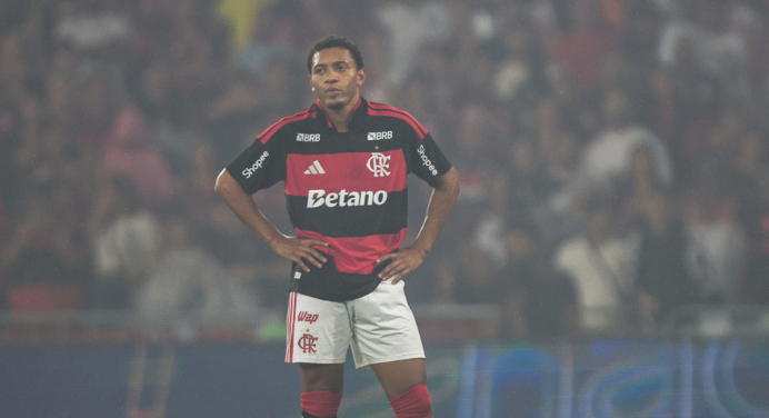 Pupilo de Filipe Luís que deixou boa imagem em ‘estreia’ no Flamengo tem multa superior a R$300 milhões