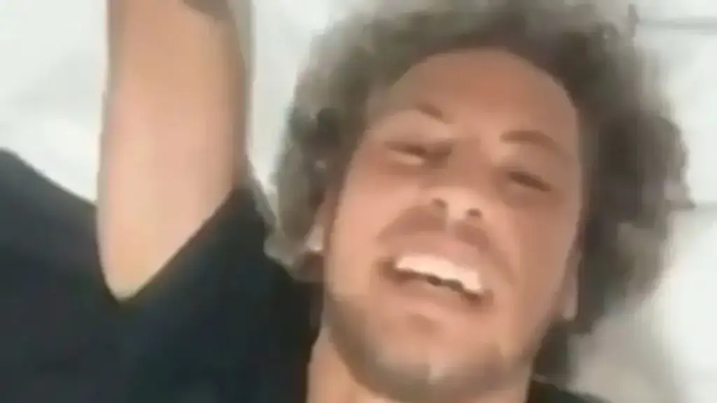 Internautas resgatam vídeo de Guga comemorando título do Flamengo, e lateral vira piada na web