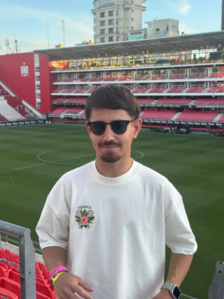 Mateo González, repórter do site 0221, de La Plata