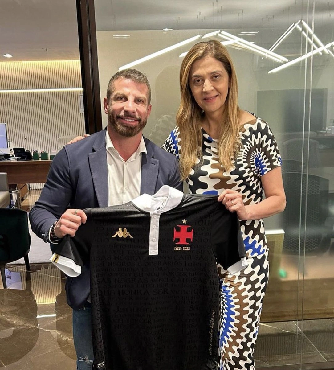 Pedrinho entrega camisa do Vasco a Leila Pereira, presidente do Palmeiras