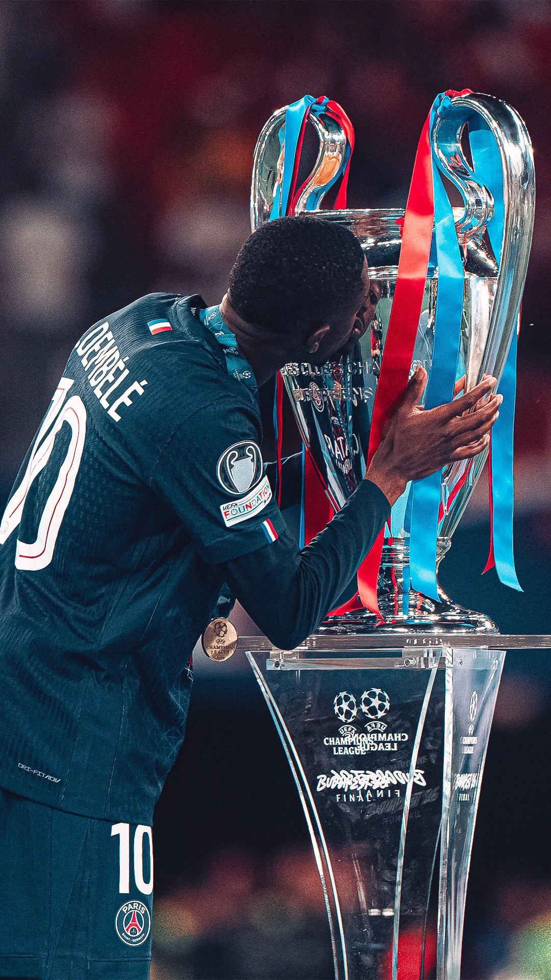 Dembele, do PSG, com troféu da Champions League